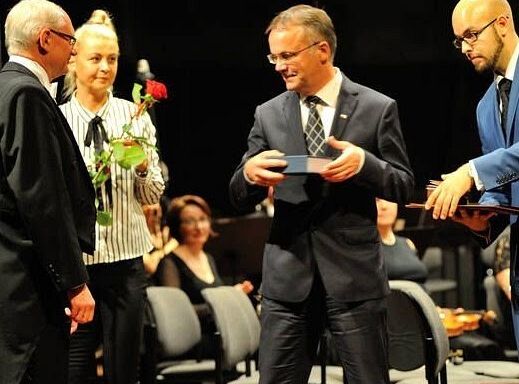Dyrektor Filharmonii, Bohdan Jarmołowicz odbiera odznaczenie od wiceministra MKiDN, Jarosława Sellina