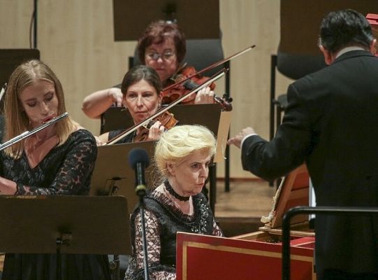 Elżbieta Stefańska z orkiestrą pod batutą Rubena Silvy