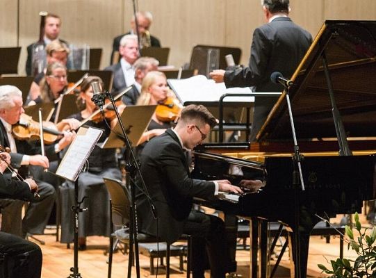 Piotr Alexewicz z orkiestrą PF Sinfonia Baltica pod dyrekcją Rubena Silvy